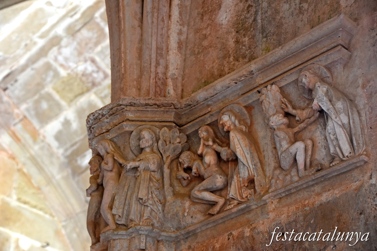 Aiguamúrcia - Capitells i finestrals del claustre del monestir de Santes Creus - Adam i Eva, Déu crea la dona a partir d'Adam