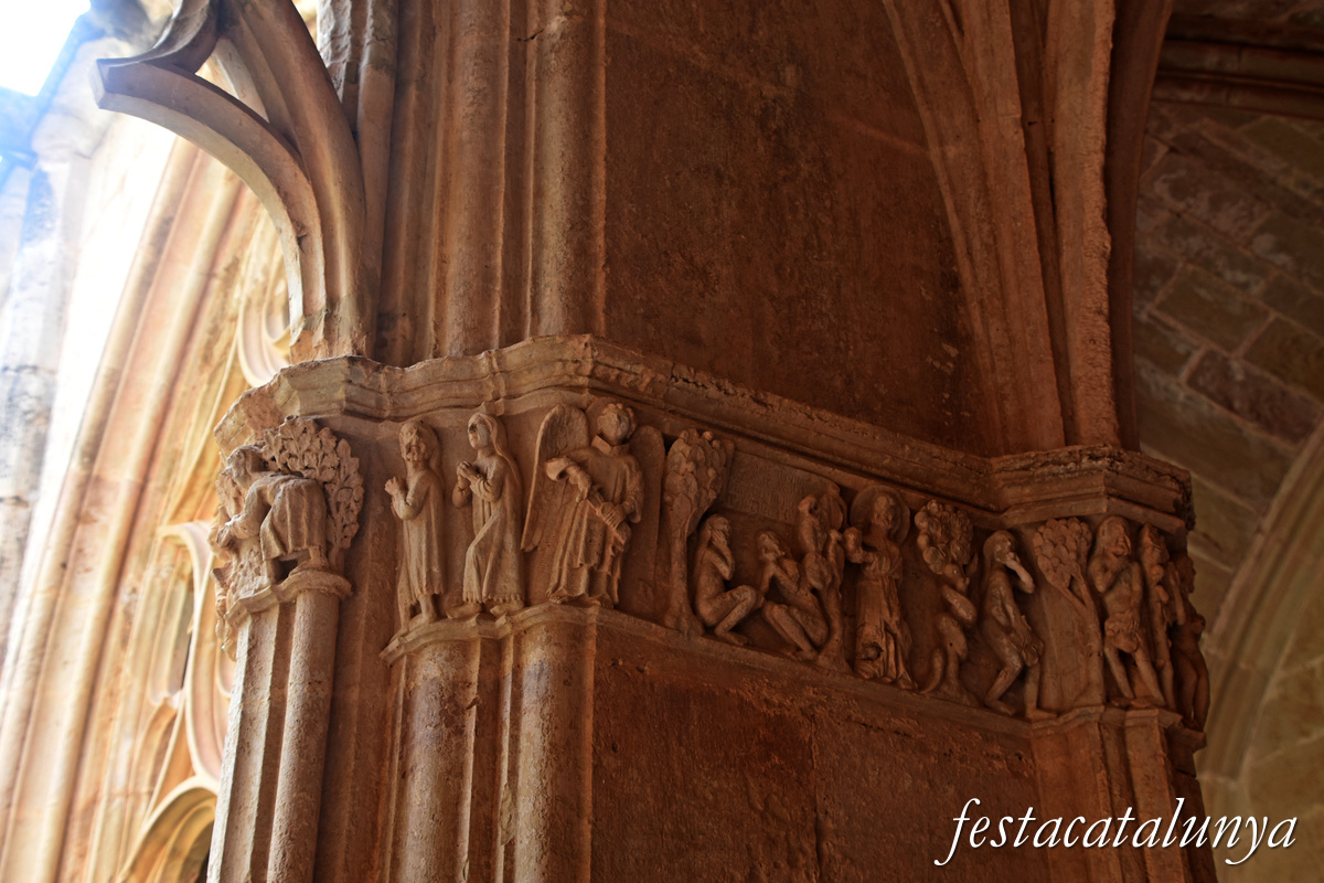 Aiguamúrcia - Capitells i finestrals del claustre del monestir de Santes Creus - Adam i Eva - Expulsats del jardí de l'Edèn