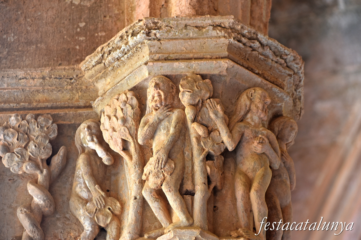 Aiguamúrcia - Capitells i finestrals del claustre del monestir de Santes Creus - Adam i Eva - Mengen de l'arbre prohibit