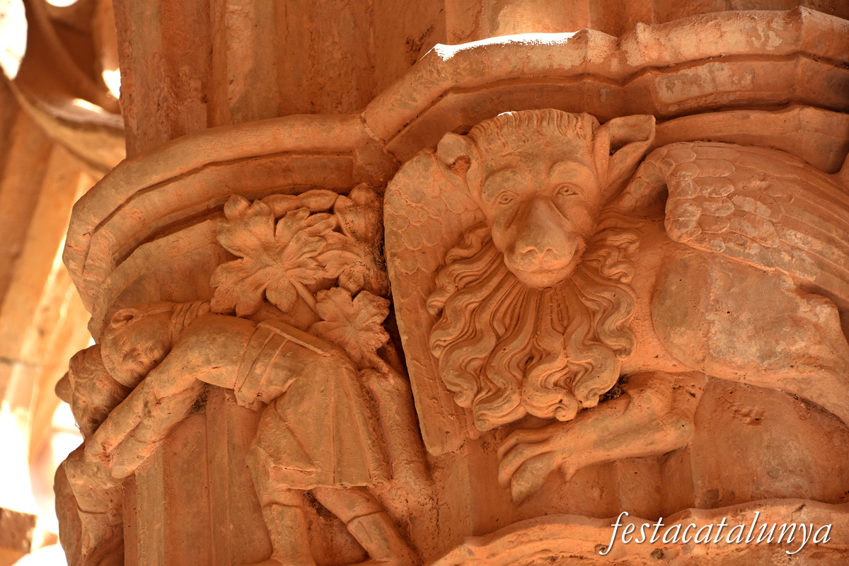 Aiguamúrcia - Capitells i finestrals del claustre del monestir de Santes Creus - Animal fantàstic barbut amb ales