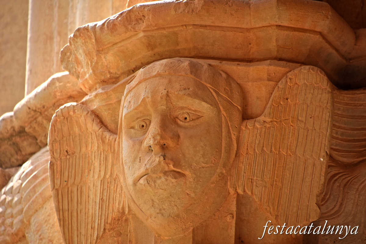 Aiguamúrcia - Capitells i finestrals del claustre del monestir de Santes Creus - Cap amb ales