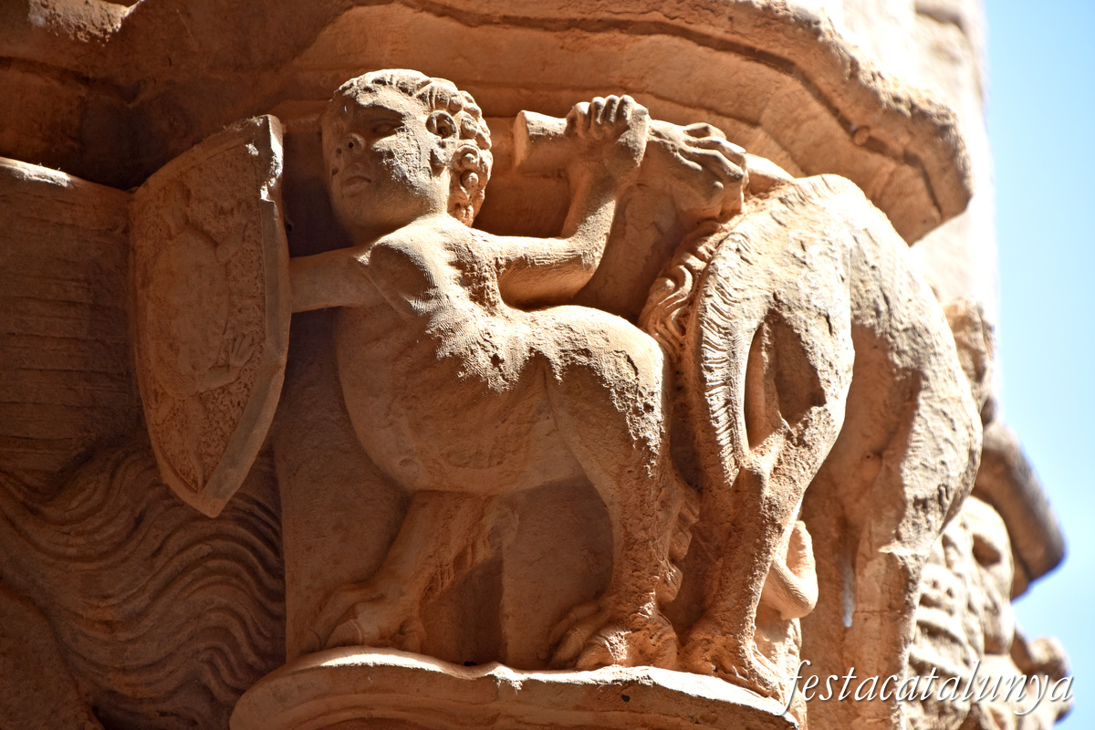 Aiguamúrcia - Capitells i finestrals del claustre del monestir de Santes Creus - Centàure lluitant
