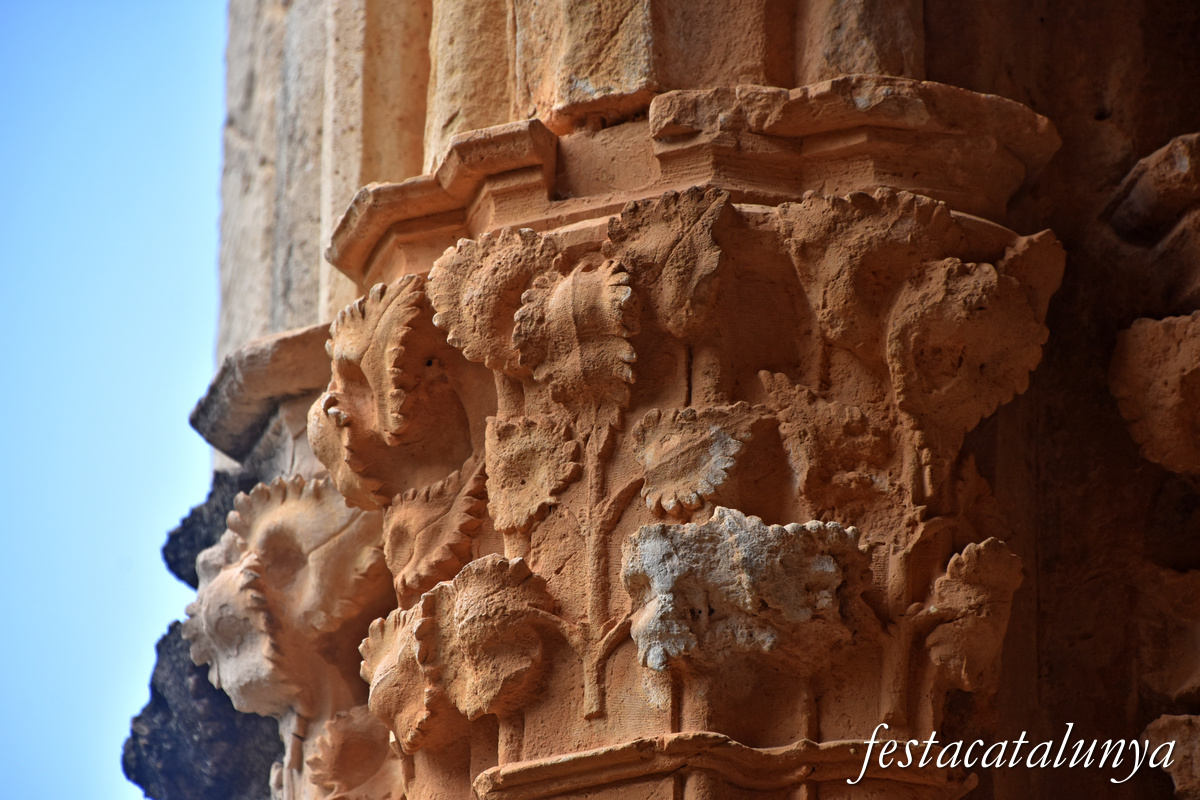 Aiguamúrcia - Capitells i finestrals del claustre del monestir de Santes Creus - Decoració vegetal