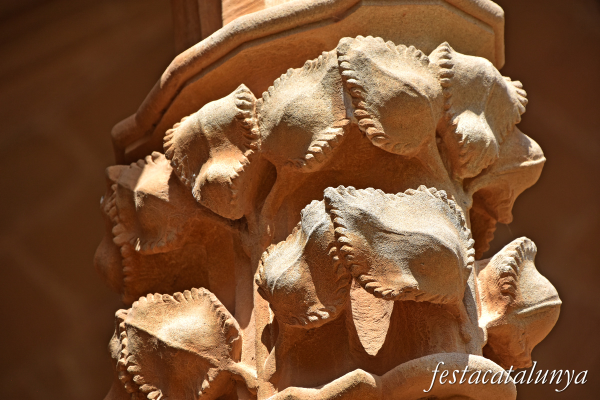 Aiguamúrcia - Capitells i finestrals del claustre del monestir de Santes Creus - Decoració vegetal 