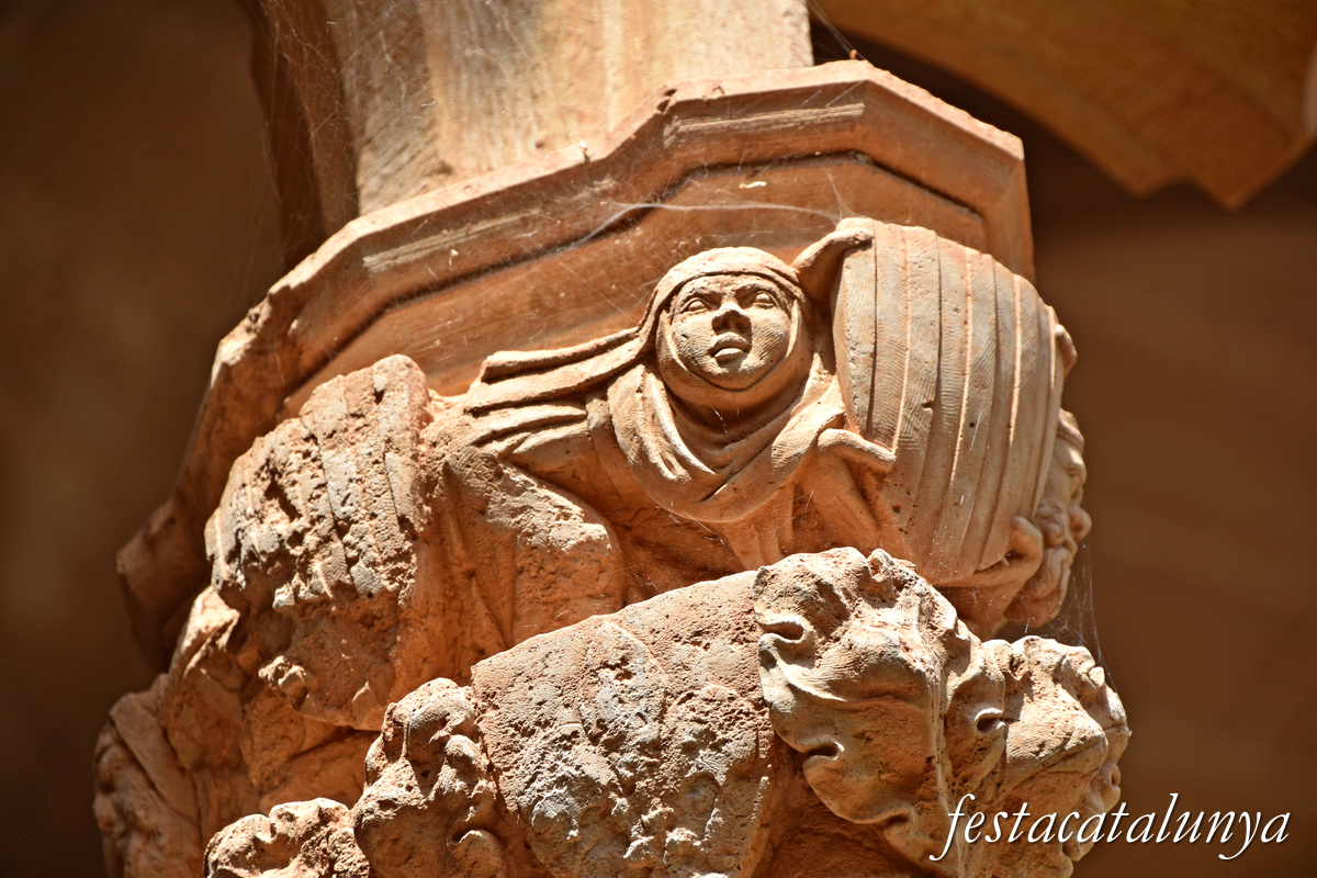 Aiguamúrcia - Capitells i finestrals del claustre del monestir de Santes Creus - Decoració vegetal i heràldica 