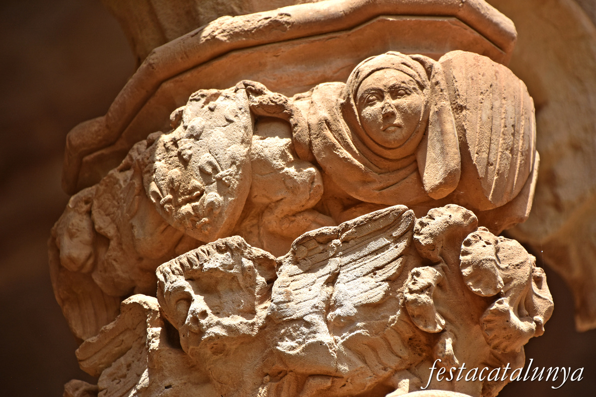 Aiguamúrcia - Capitells i finestrals del claustre del monestir de Santes Creus - Decoració vegetal i heràldica 