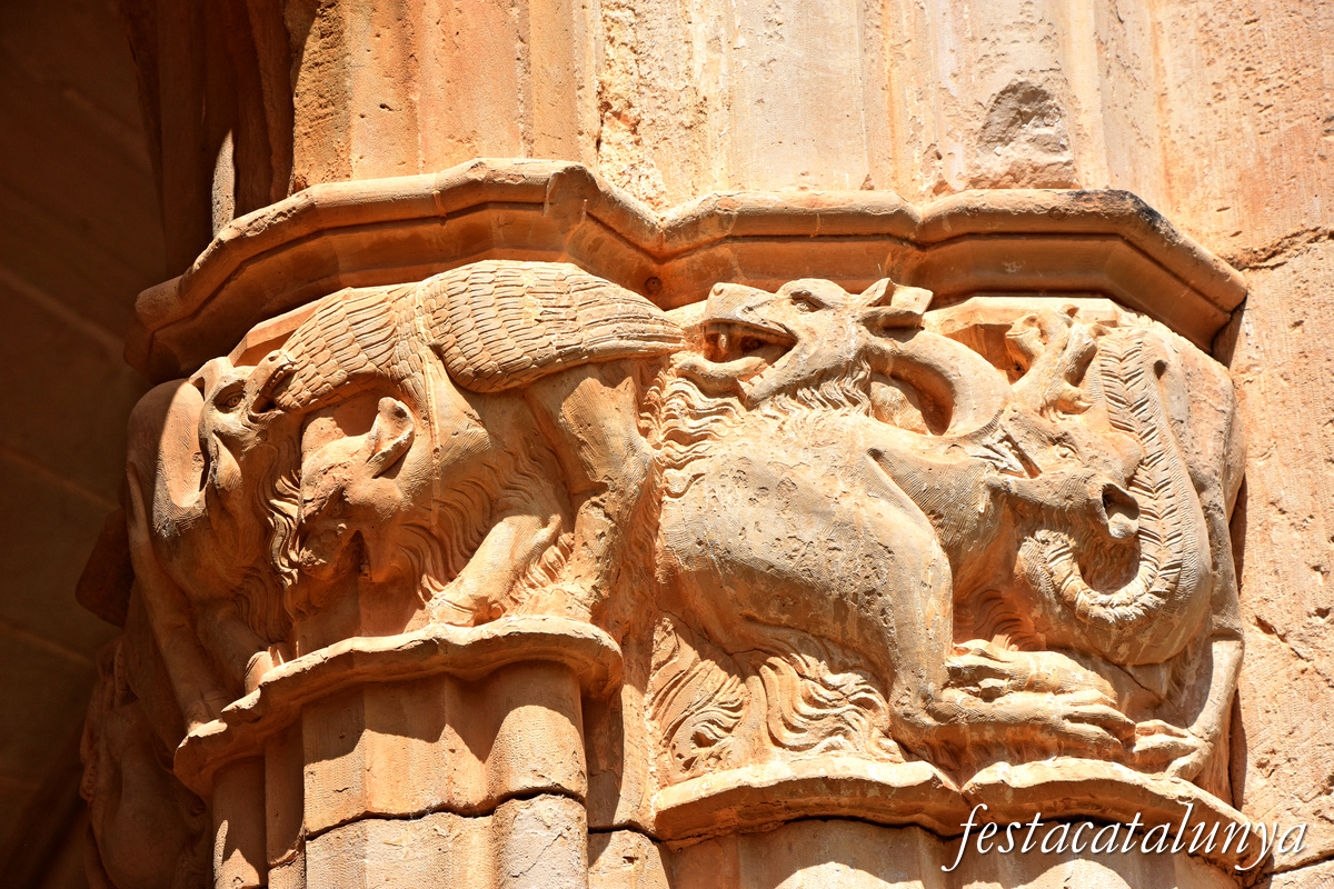 Aiguamúrcia - Capitells i finestrals del claustre del monestir de Santes Creus - Lluita de dracs