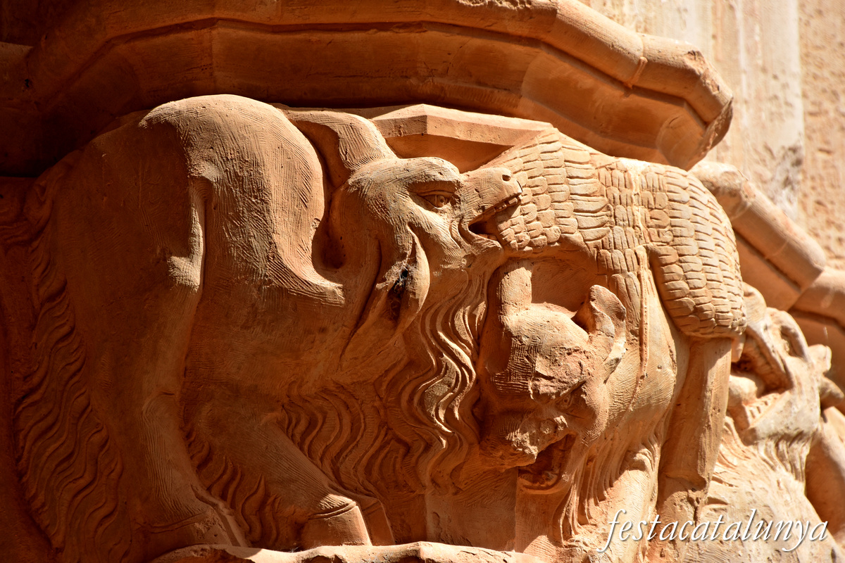 Aiguamúrcia - Capitells i finestrals del claustre del monestir de Santes Creus - Lluita de monstres