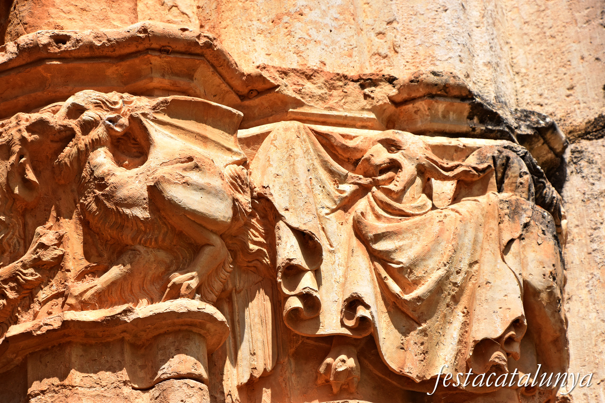Aiguamúrcia - Capitells i finestrals del claustre del monestir de Santes Creus - Monstre amb capa