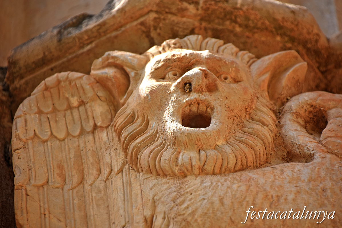 Aiguamúrcia - Capitells i finestrals del claustre del monestir de Santes Creus - Monstre amb cos alat