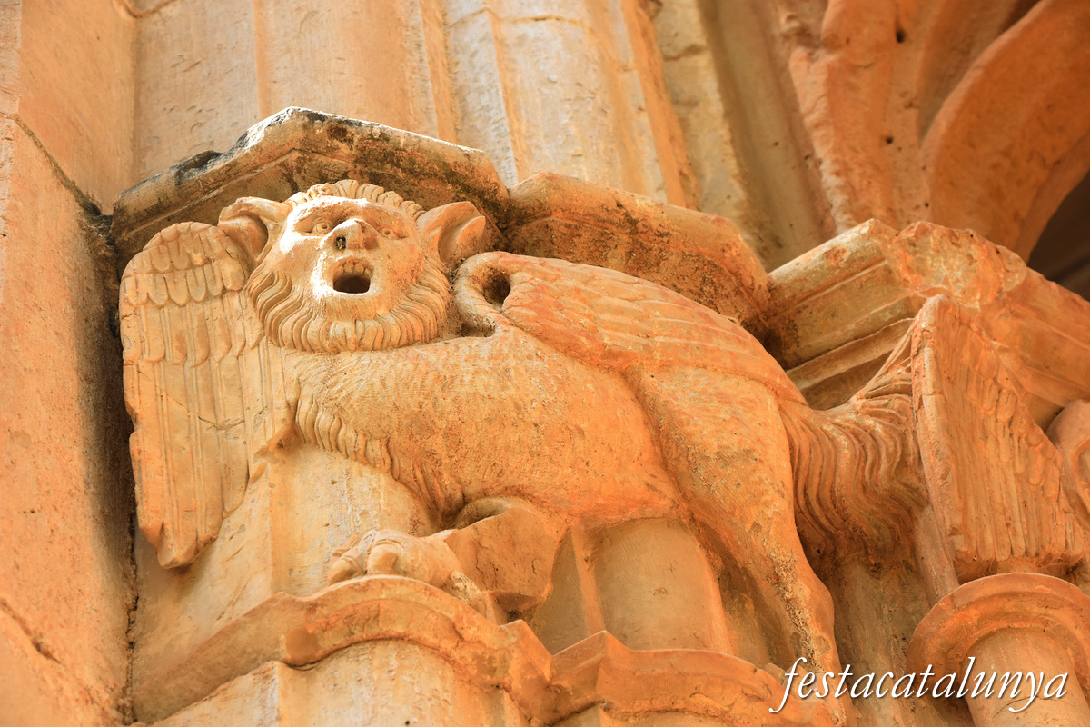Aiguamúrcia - Capitells i finestrals del claustre del monestir de Santes Creus - Monstre amb cos alat