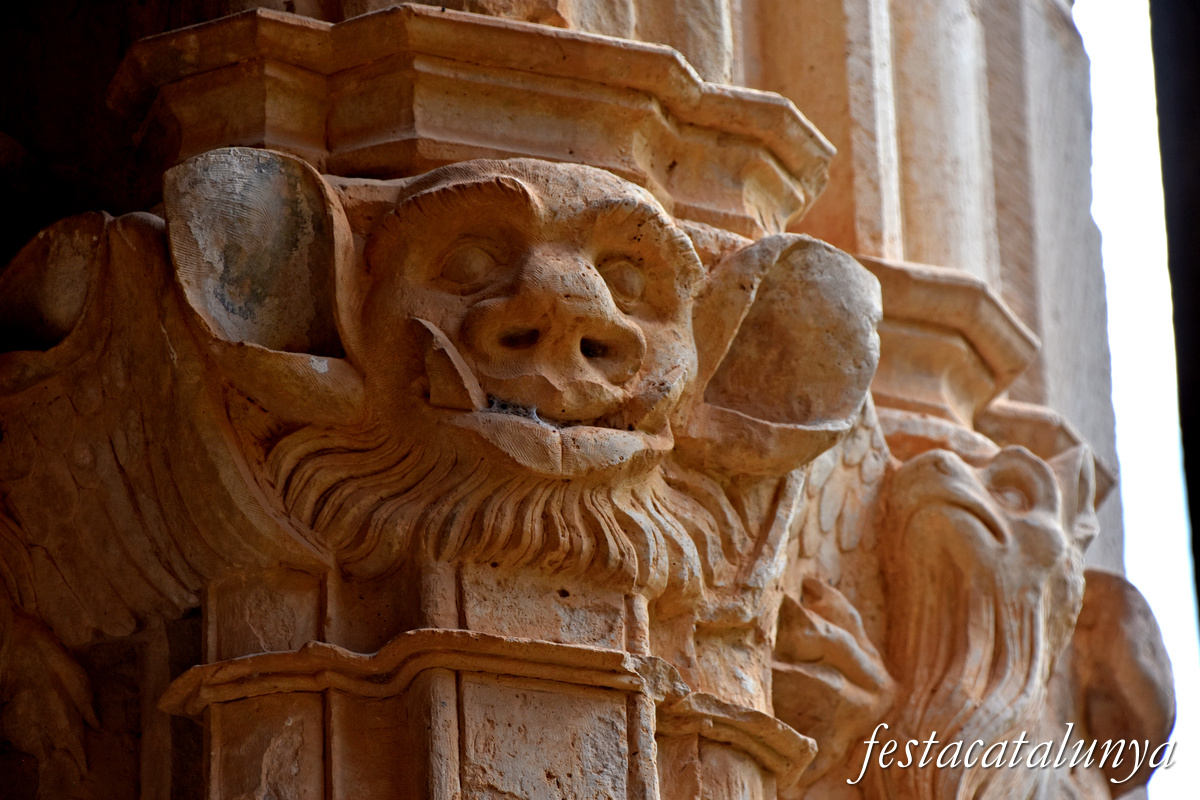 Aiguamúrcia - Capitells i finestrals del claustre del monestir de Santes Creus - Monstre amb grans orelles