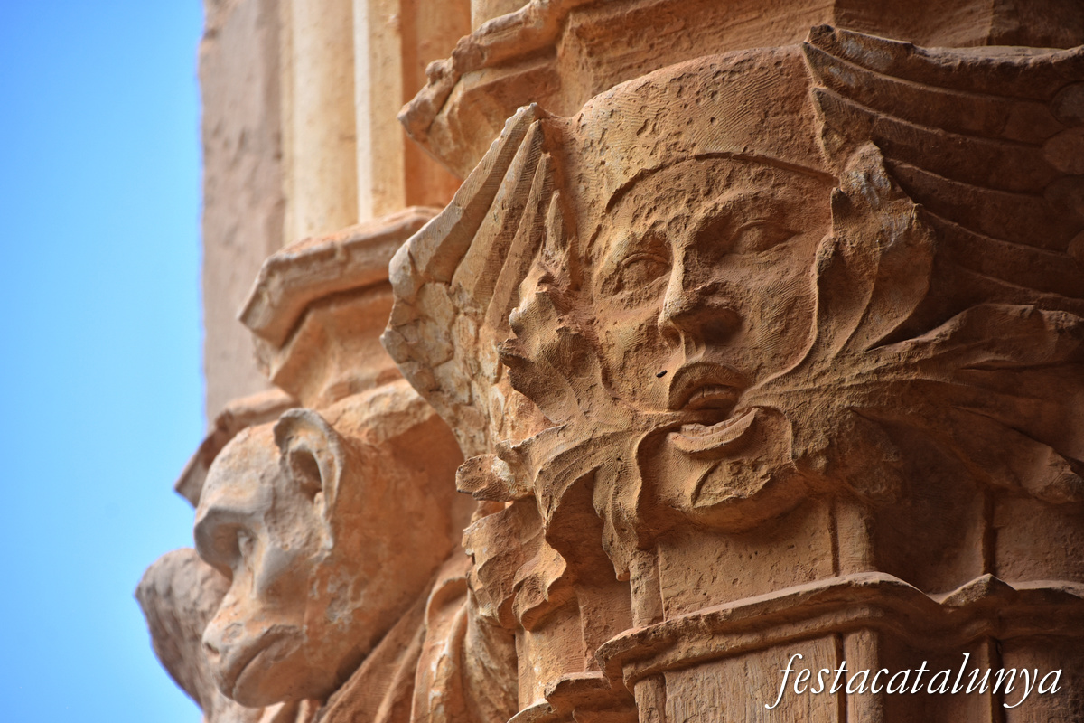 Aiguamúrcia - Capitells i finestrals del claustre del monestir de Santes Creus - Monstre simiesc alat i personatge home verd