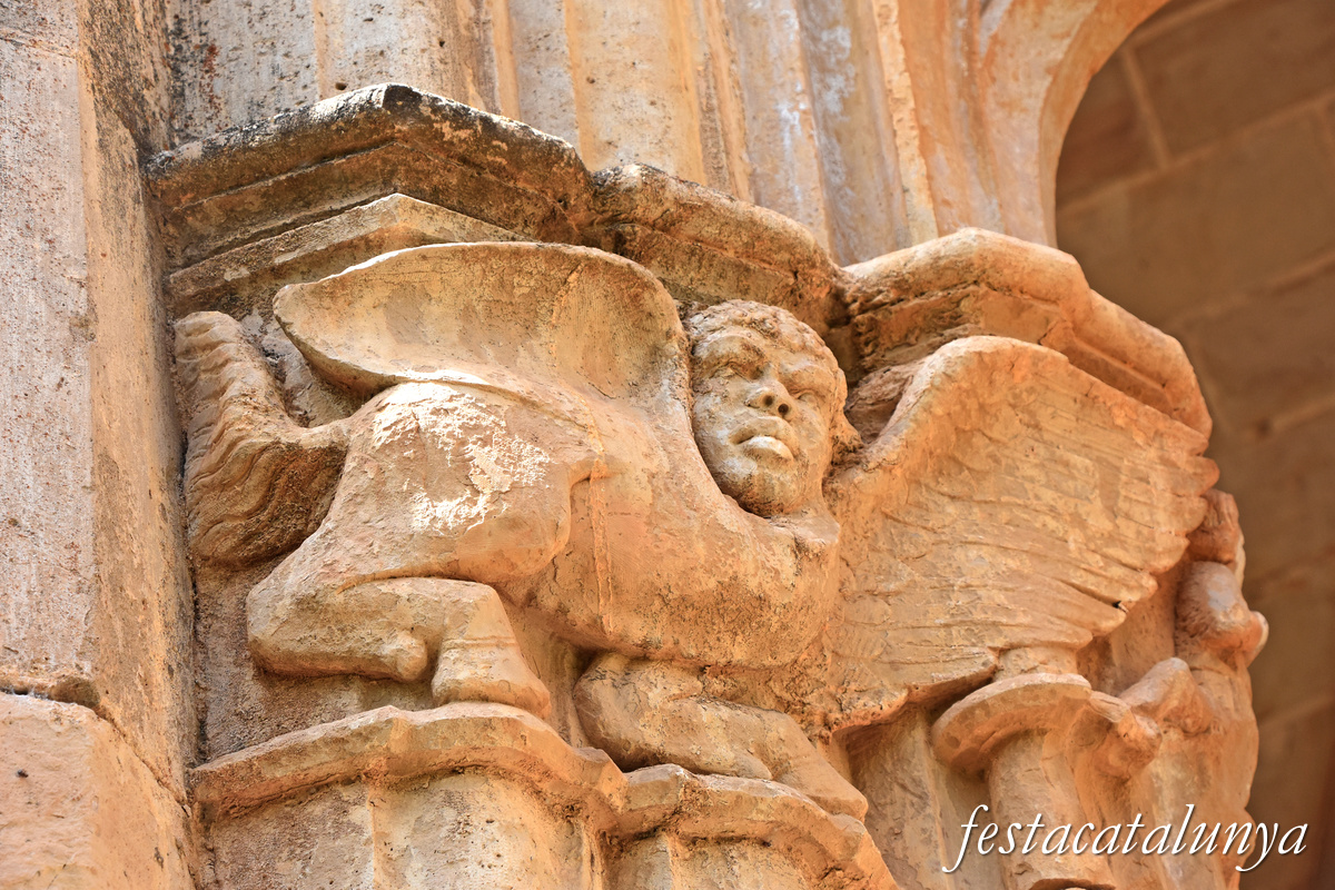 Aiguamúrcia - Capitells i finestrals del claustre del monestir de Santes Creus - Personatge alat