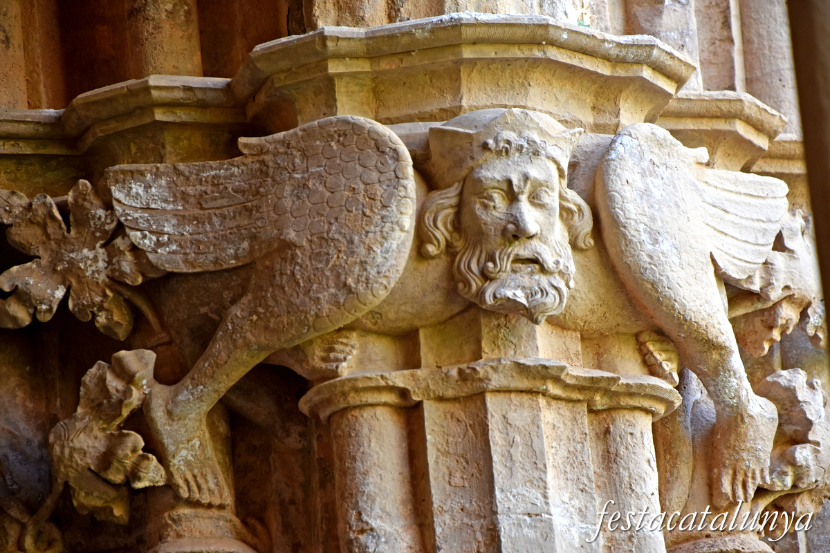 Aiguamúrcia - Capitells i finestrals del claustre del monestir de Santes Creus - Personatge alat amb corona