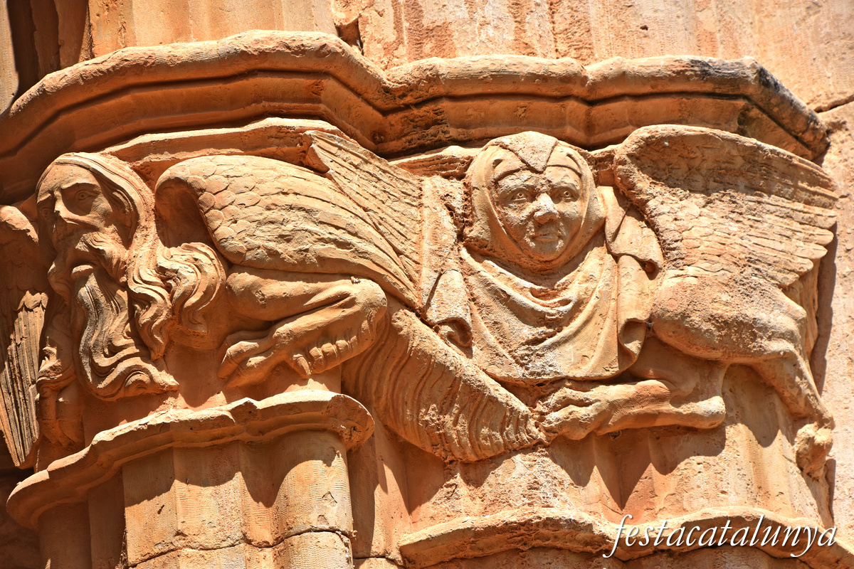 Aiguamúrcia - Capitells i finestrals del claustre del monestir de Santes Creus - Personatge alat