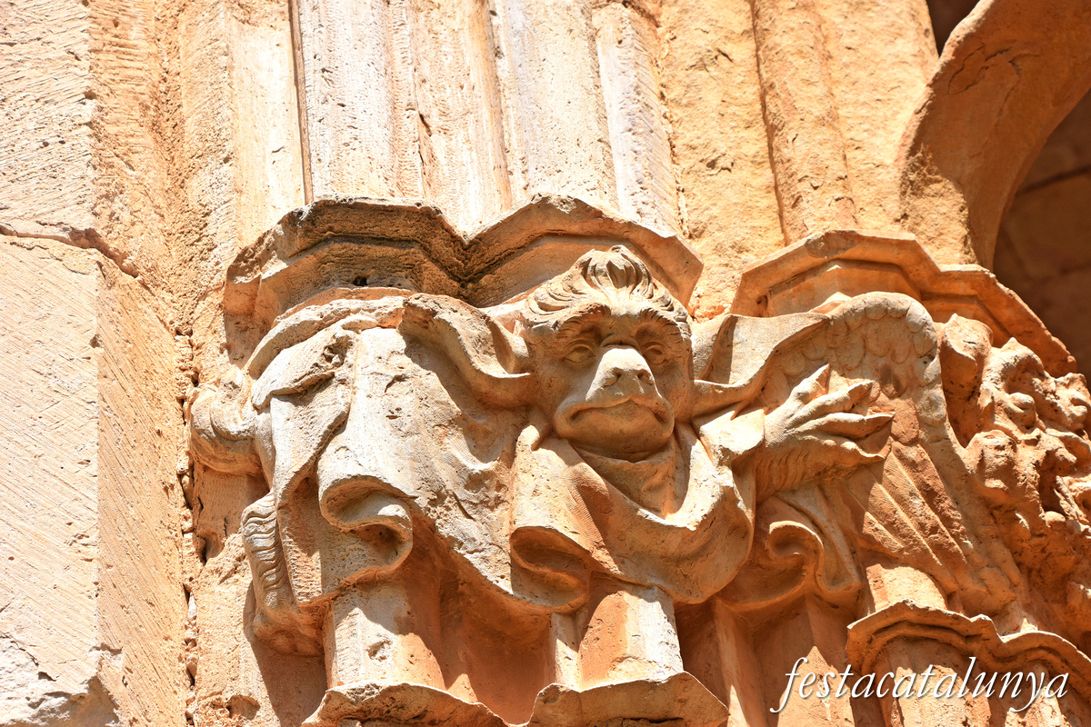 Aiguamúrcia - Capitells i finestrals del claustre del monestir de Santes Creus - Personatge alat amb cara de simi