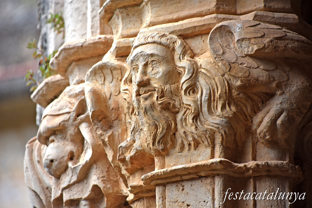 Aiguamúrcia - Capitells i finestrals del claustre del monestir de Santes Creus - Personatge barbut alat