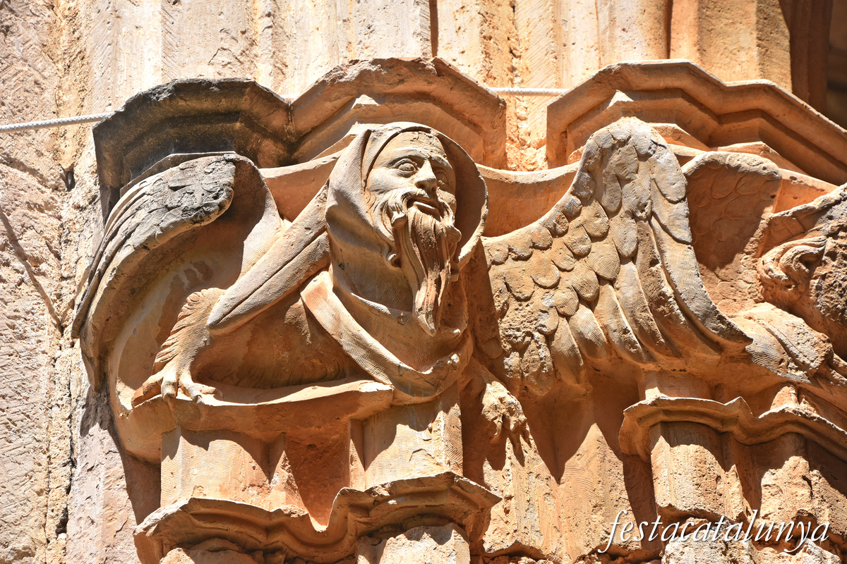 Aiguamúrcia - Capitells i finestrals del claustre del monestir de Santes Creus - Personatge barbut amb caputxa i cos d'aliga