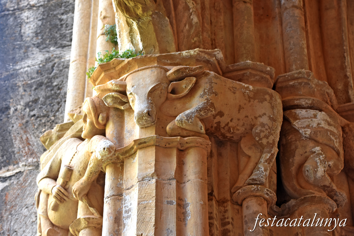 Aiguamúrcia - Capitells i finestrals del claustre del monestir de Santes Creus - Picapedrer i bou