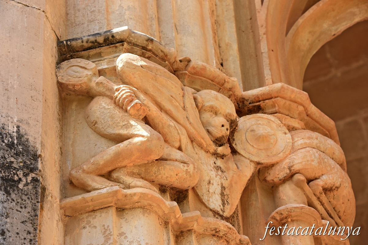 Aiguamúrcia - Capitells i finestrals del claustre del monestir de Santes Creus - Simi amb ferradura i escut
