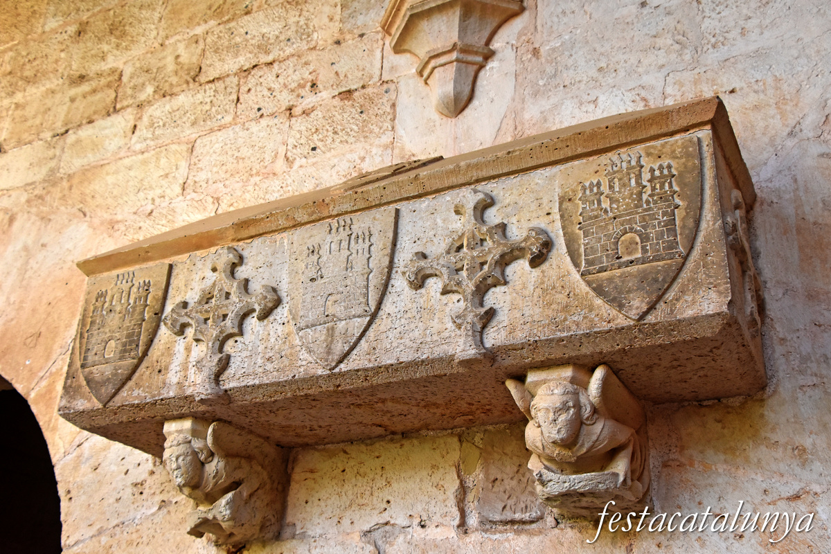 Aiguamúrcia - Sepultures nobiliàries del claustre del monestir de Santes Creus - Família Castellet