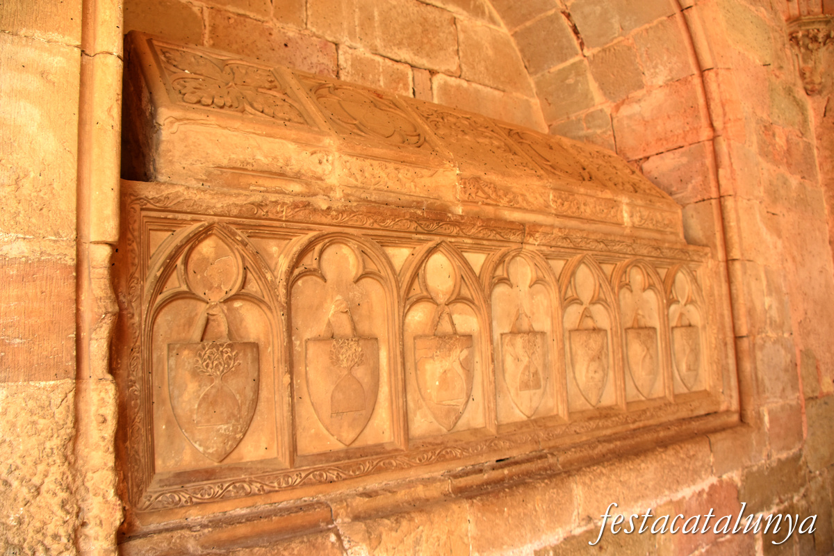 Aiguamúrcia - Sepultures nobiliàries del claustre del monestir de Santes Creus - Família Montoliu