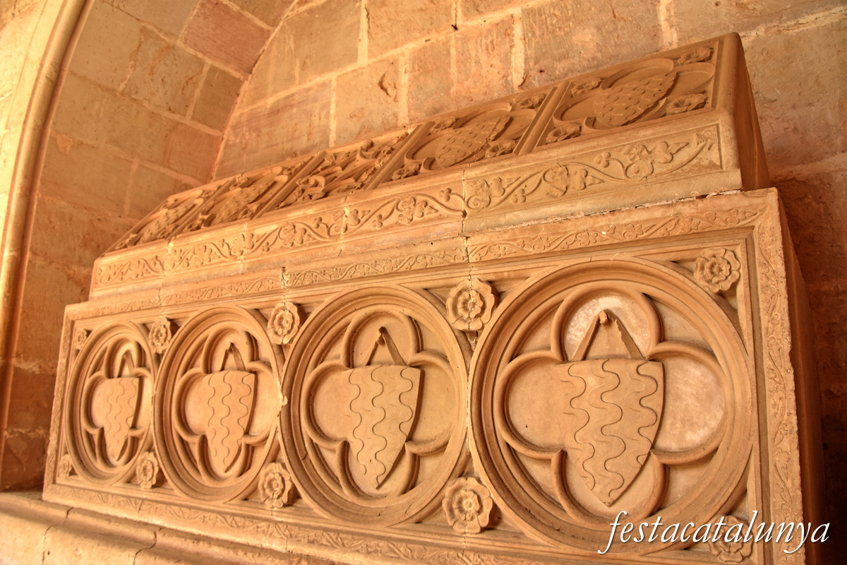 Aiguamúrcia - Sepultures nobiliàries del claustre del monestir de Santes Creus - Família Tarragona