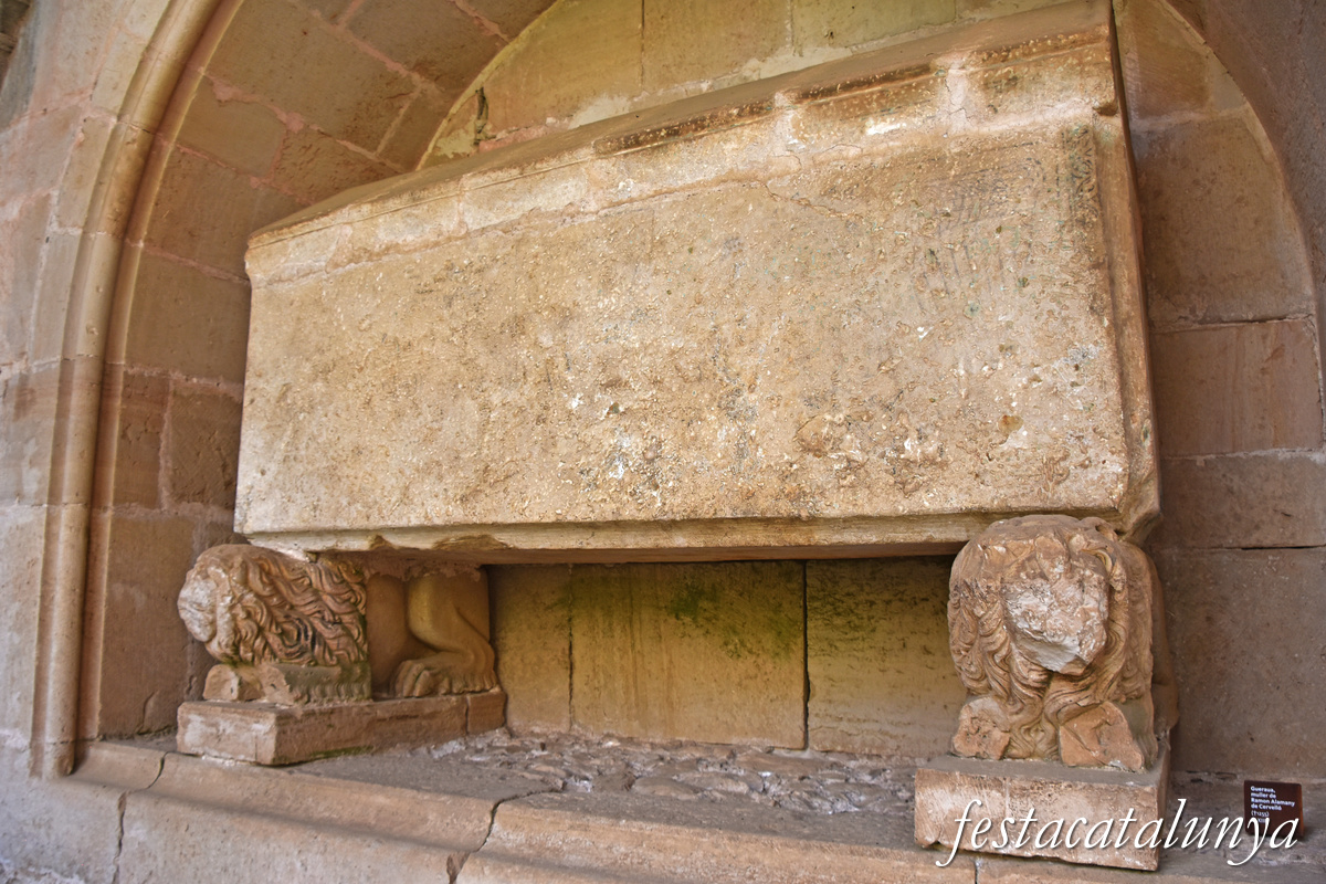 Aiguamúrcia - Sepultures nobiliàries del claustre del monestir de Santes Creus - Gueraua, muller de Ramon Alamany de Cervelló