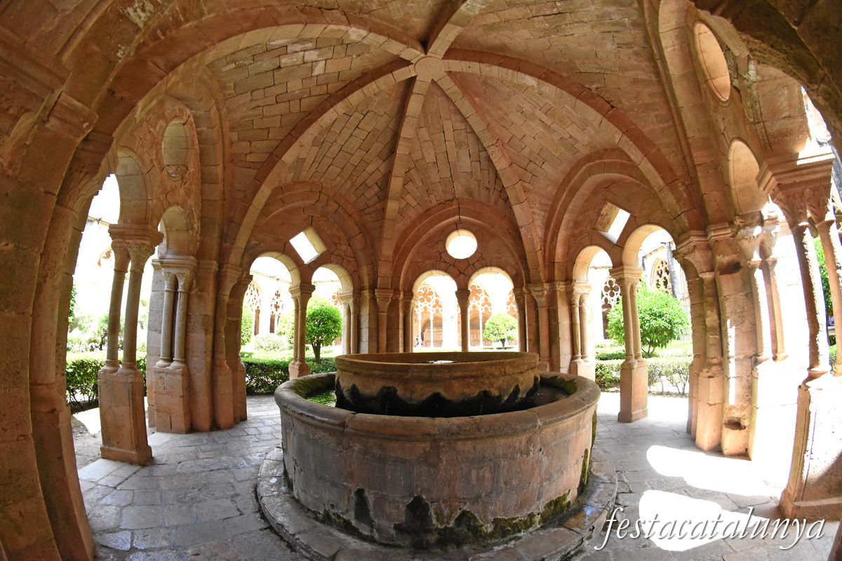 Aiguamúrcia -Templet del lavatori del claustre del monestir de Santes Creus