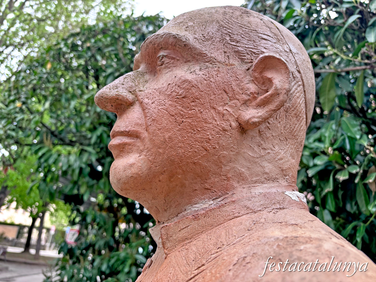 Sant Joan de les Abadesses - Monument a Torras i Bages 