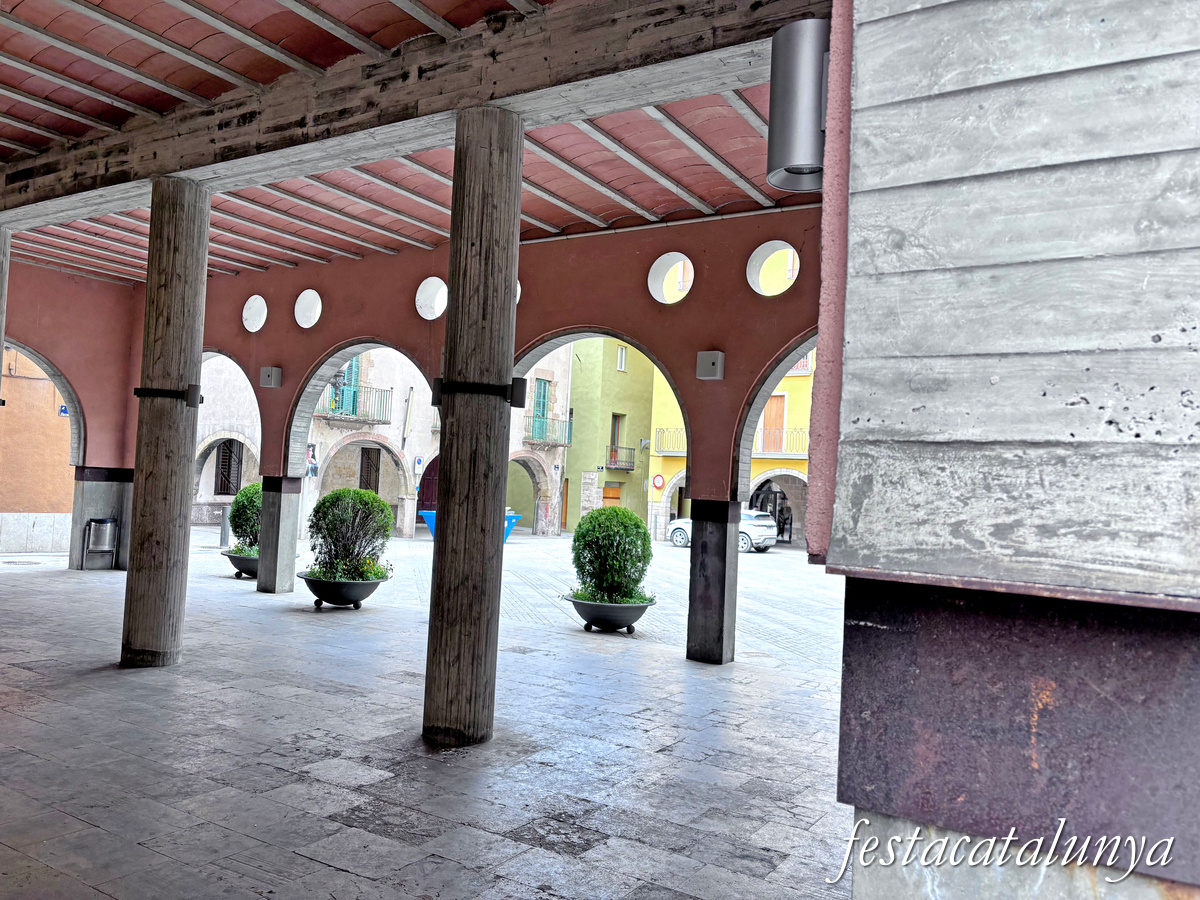 Sant Joan de les Abadesses - Plaça Major 