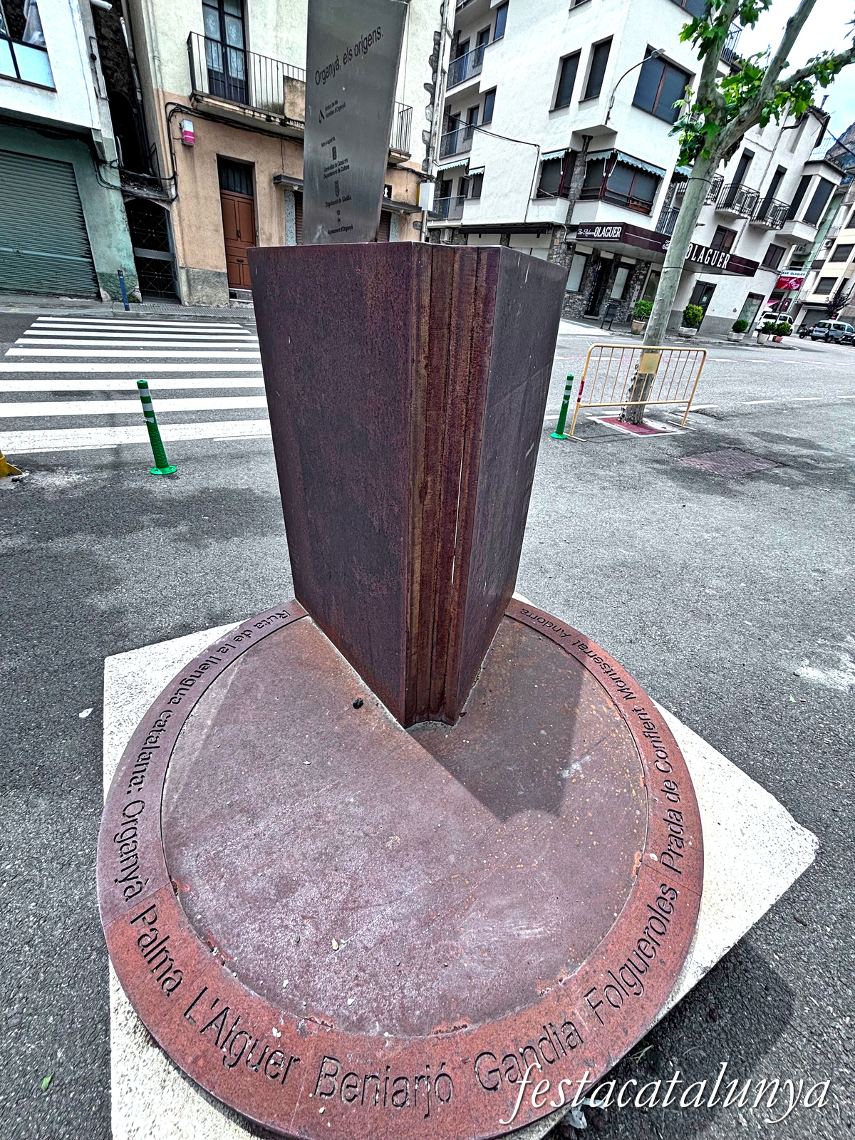 Organyà - Passejada pel nucli històric - Monument de les Homilies dins la Ruta de la Llengua Catalana