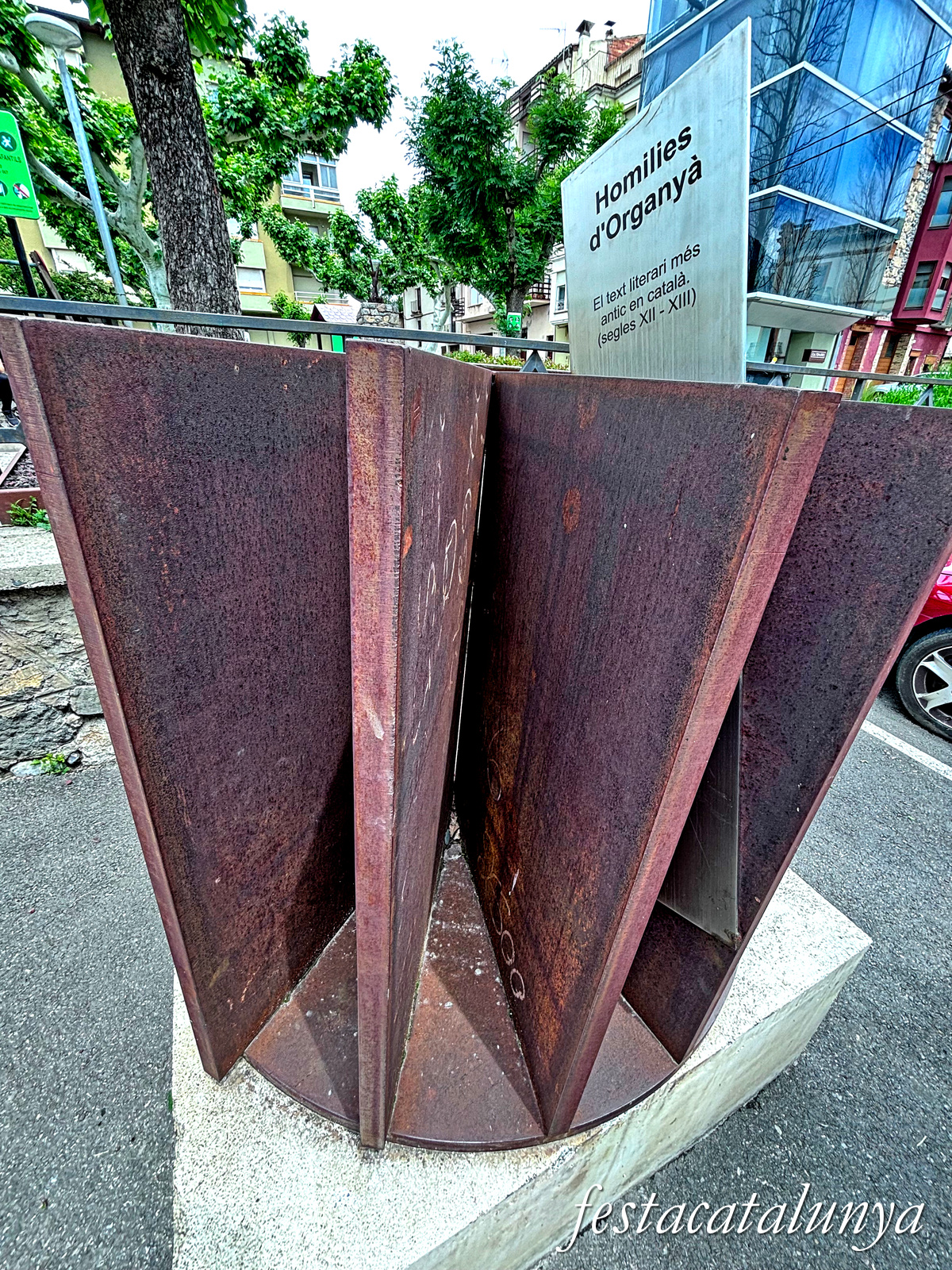 Organyà - Passejada pel nucli històric - Monument de les Homilies dins la Ruta de la Llengua Catalana