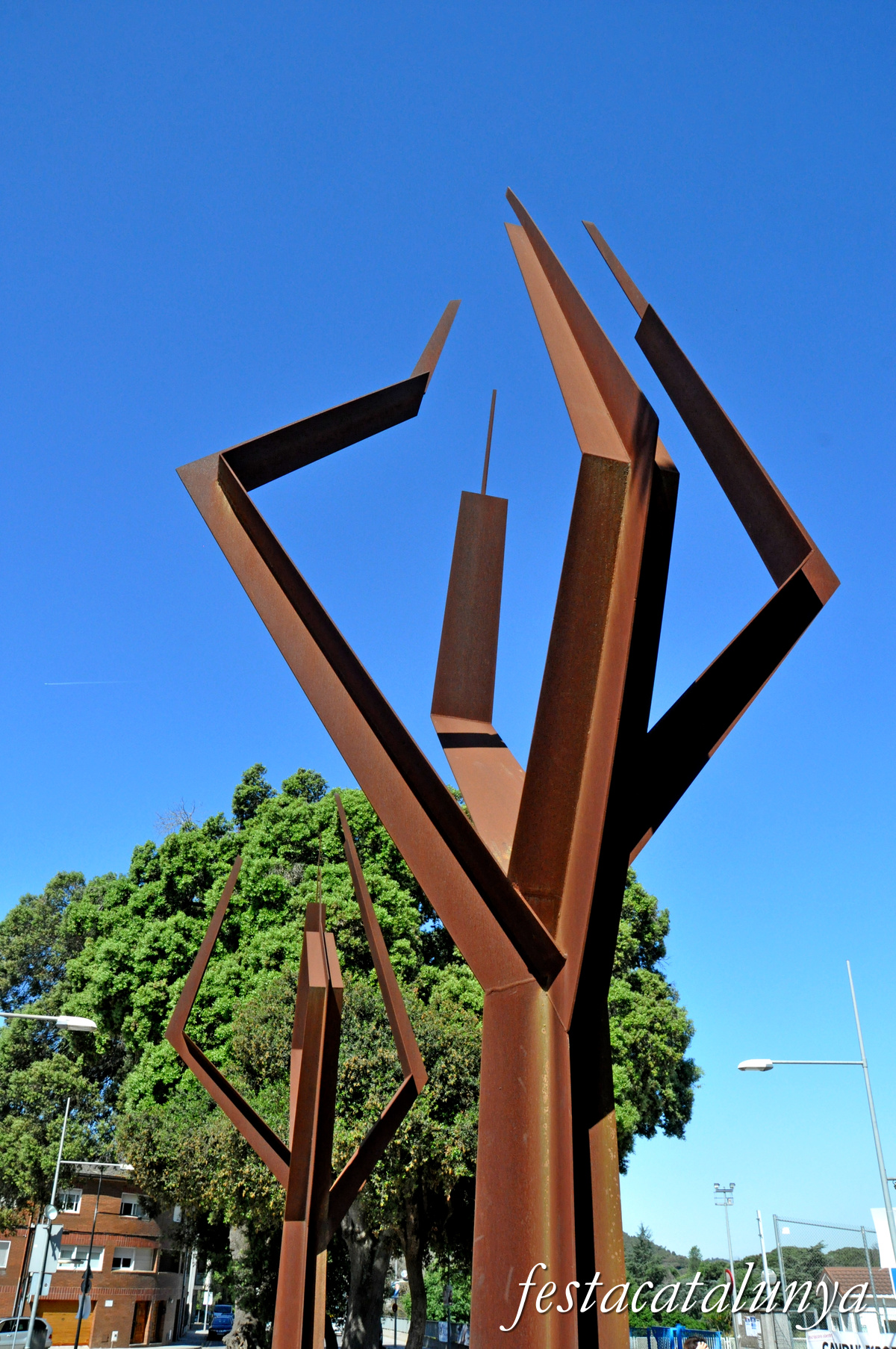 Vallromanes - Alzines de can Galbany i escultura Natura Industrial