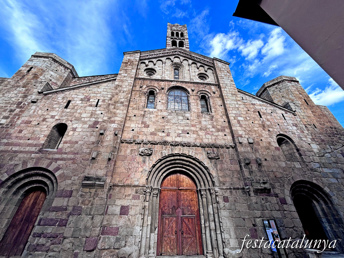 Façana de ponent de la catedral de Santa Maria a la Seu d'Urgell ***
