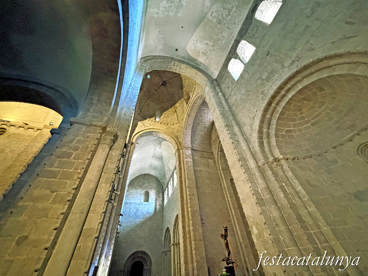 L'interior de la catedral de Santa Maria a la Seu d'Urgell ***