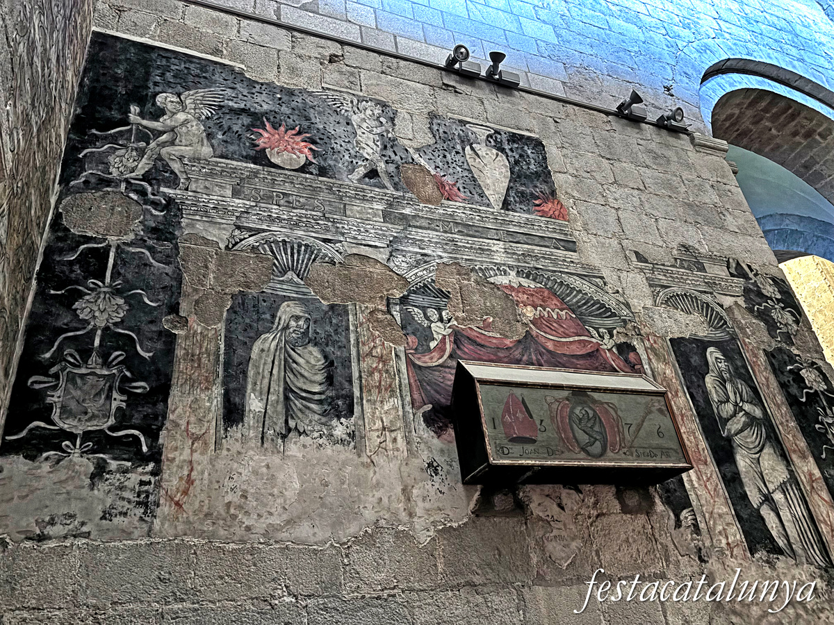 La Seu d'Urgell - L'interior de la catedral de Santa Maria - Pintures murals i Tomba del Bisbe Joan Despés