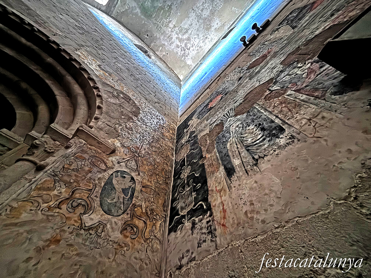 La Seu d'Urgell - L'interior de la catedral de Santa Maria - Pintures murals i Tomba del Bisbe Joan Despés