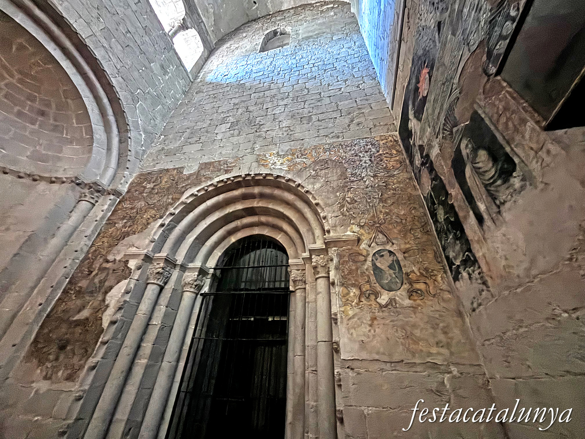 La Seu d'Urgell - L'interior de la catedral de Santa Maria - Pintures murals i Tomba del Bisbe Joan Despés