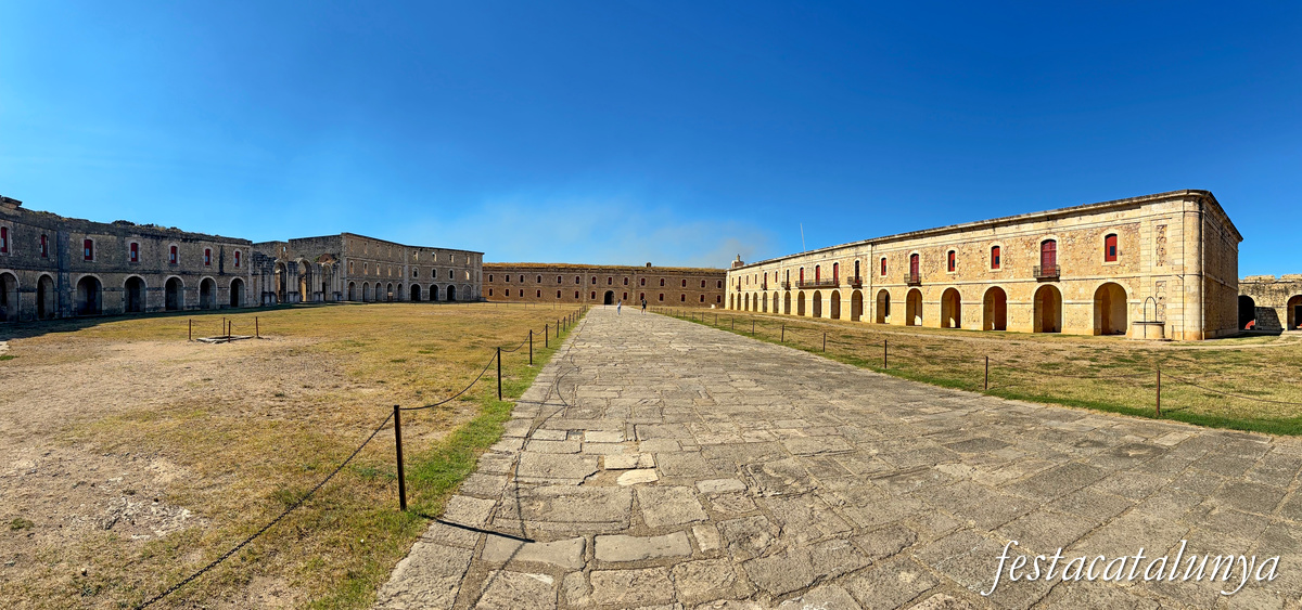 Figueres - El pati d'armes del Castell de Sant Ferran 