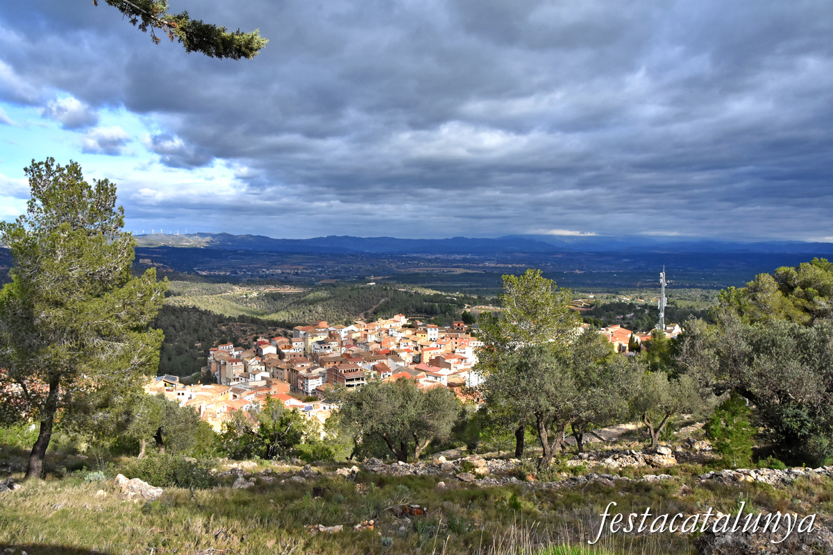 Vistes panoràmiques des de l'ermita de Sant Domènec de Rasquera ***