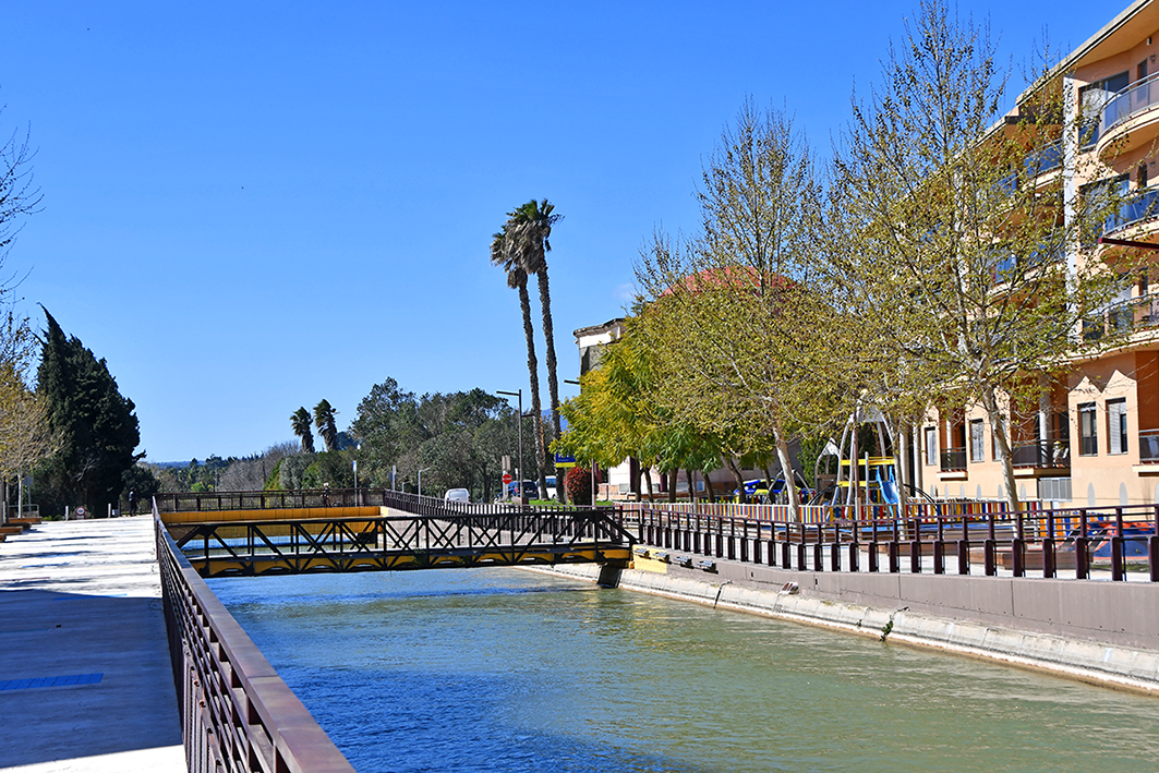 Canal de la dreta de l'Ebre al seu pas per Roquetes