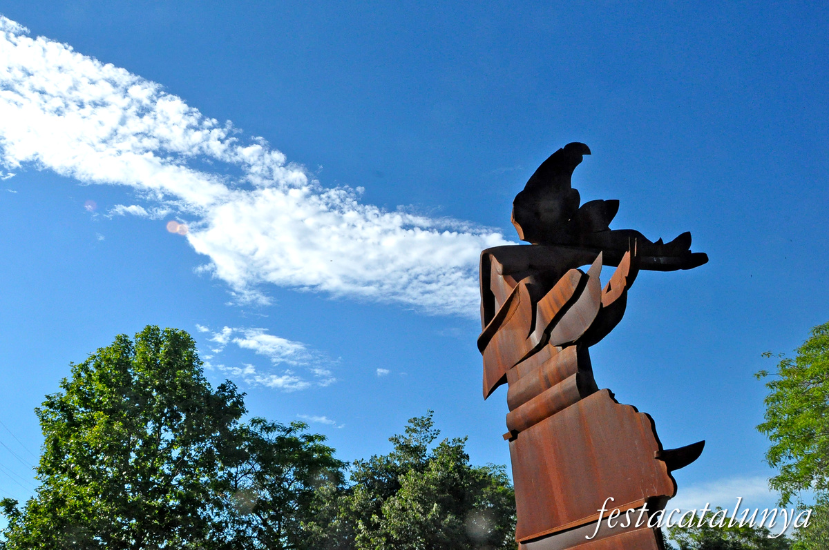 Ripollet - Escultura Llevantada 