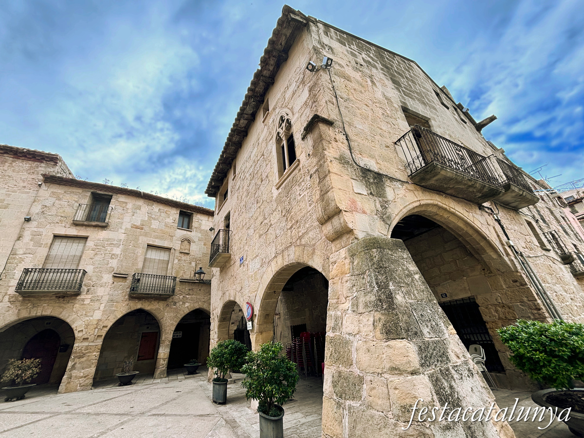 Plaça de l'Església d'Horta de Sant Joan ***