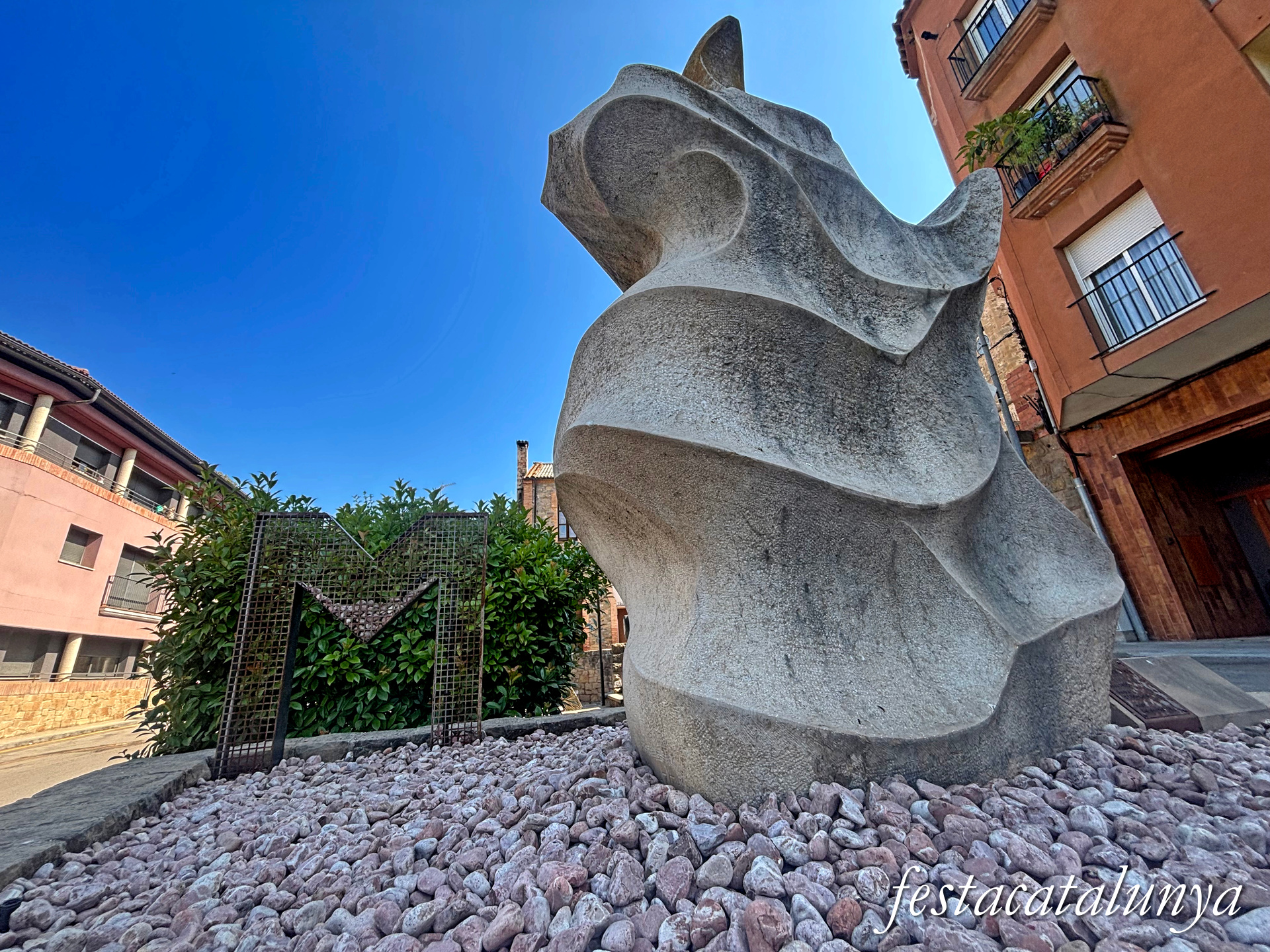 Monistrol de Calders - Escultura Ballant amb les onades o Ballarina sobre les ones de Joan Serafini Masdeu 