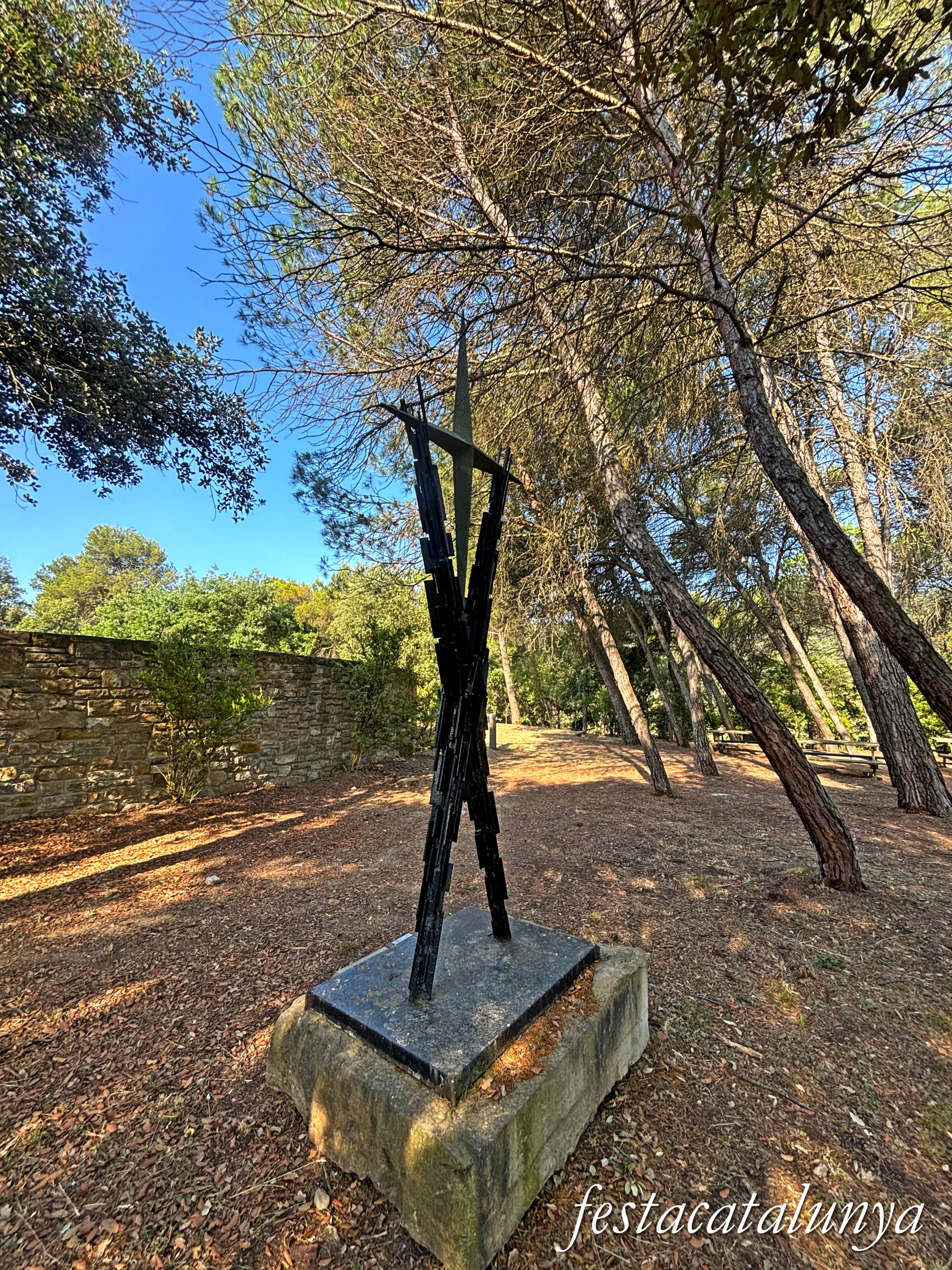 Monistrol de Calders - Escultura Cercant l’estel o mirant els estels d'Emili Colom i Comerma