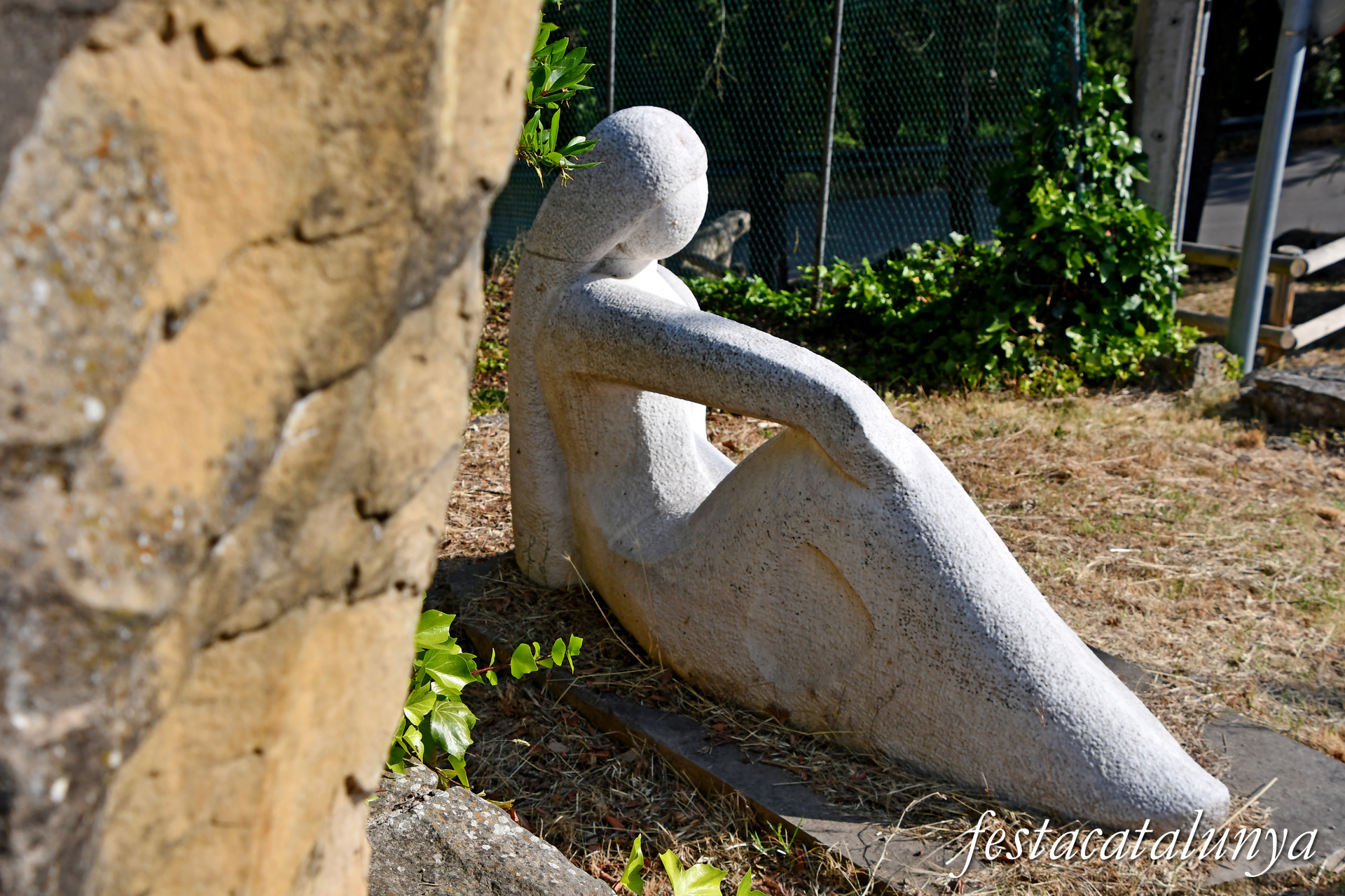 Monistrol de Calders - Escultura Dona asseguda de Josep Maria Brull i Pagès  