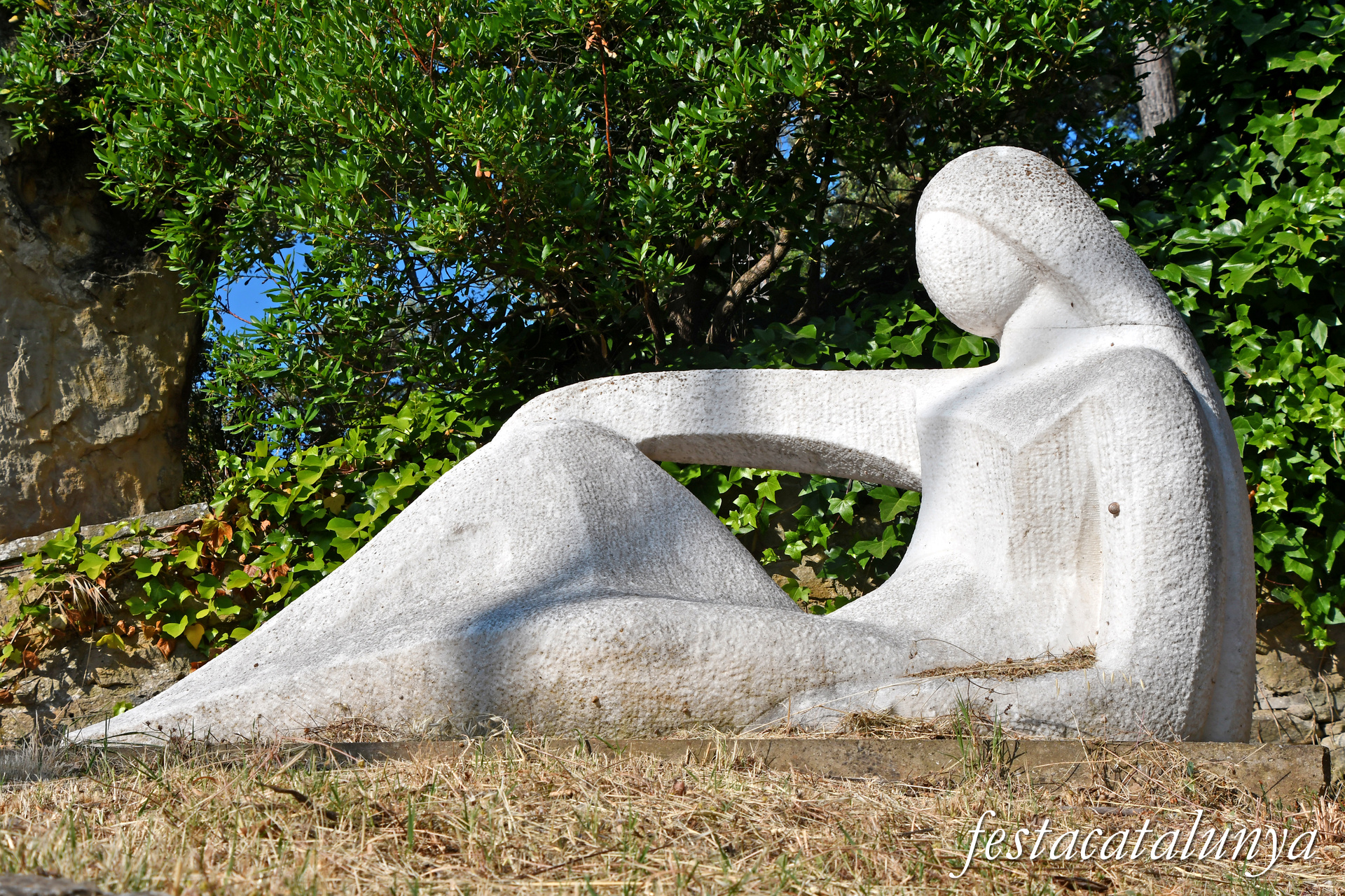 Monistrol de Calders - Escultura Dona asseguda de Josep Maria Brull i Pagès 