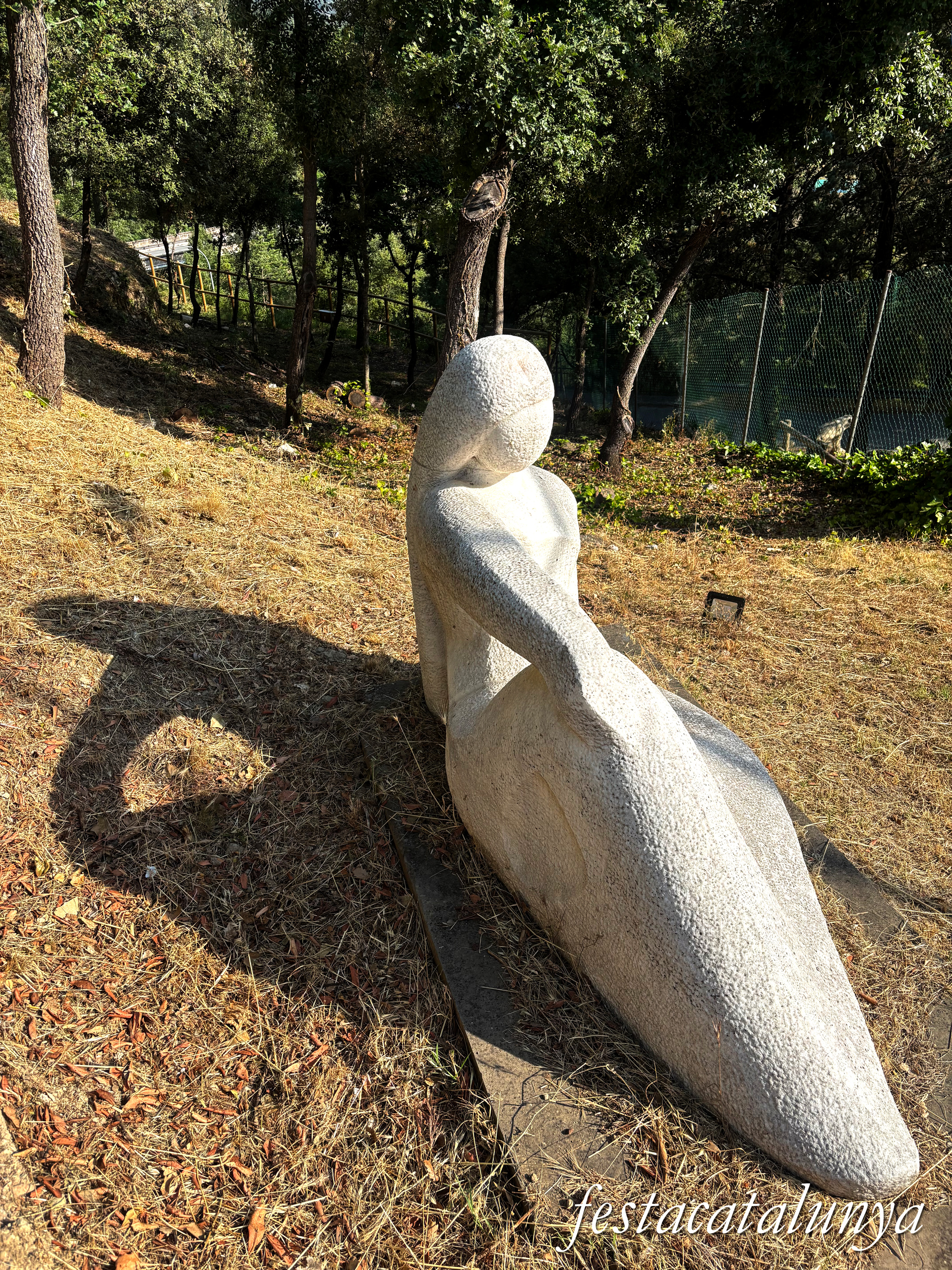 Monistrol de Calders - Escultura Dona asseguda de Josep Maria Brull i Pagès